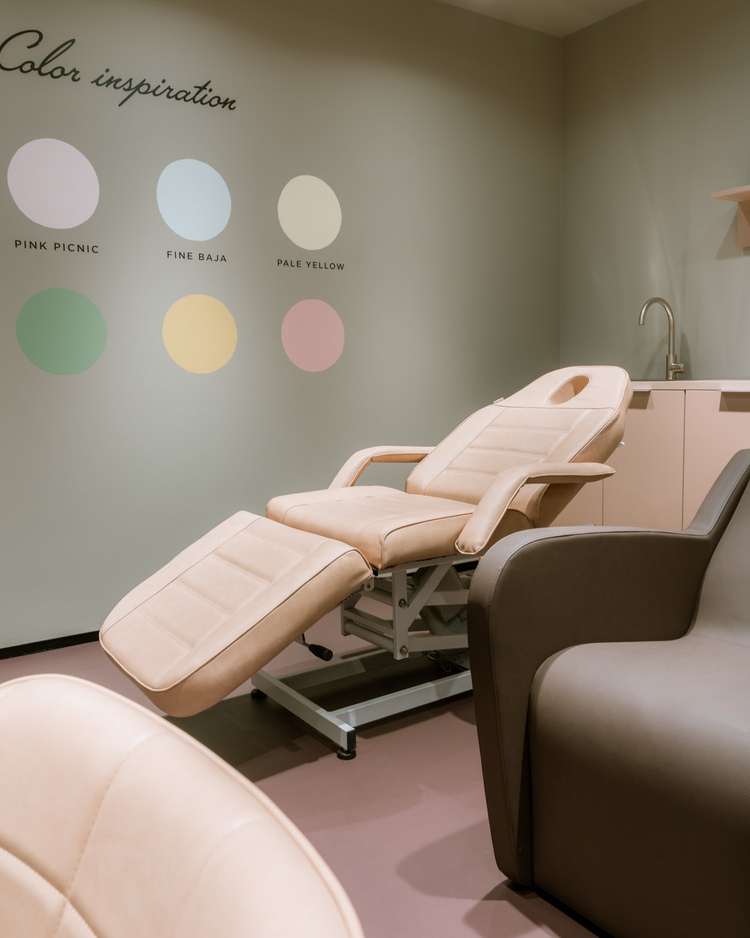 Aquarius II- Pink tatoveringsstol Comfortel med motor, frisørudstyr i lys beige salonmøbler til frisørsalon